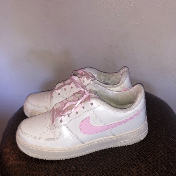 white nike with pink check